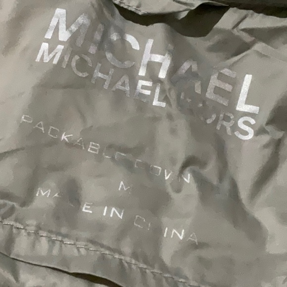 MICHAEL Michael Kors Gray Quilted Puffer Down Jacket with Stand-Up Collar - Picture 8 of 12